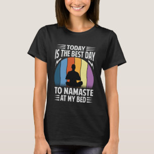 Heute ist der beste Tag für Namaste in meinem Bed T-Shirt