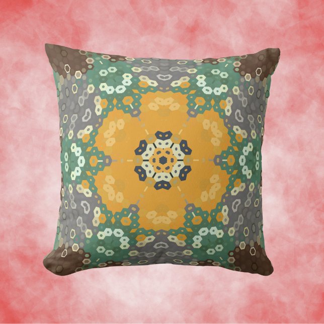 Hex Mandala Gelb Aquamarin und braun Kissen (Yellow Teal and Brown Hexagon Mandala Throw Pillow by Wormhole Orbital.)