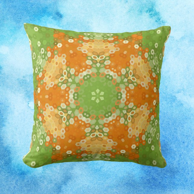 Hex Mandala Green und Orange Kissen (Green and Orange Hexagon Mandala Throw Pillow by Wormhole Orbital)