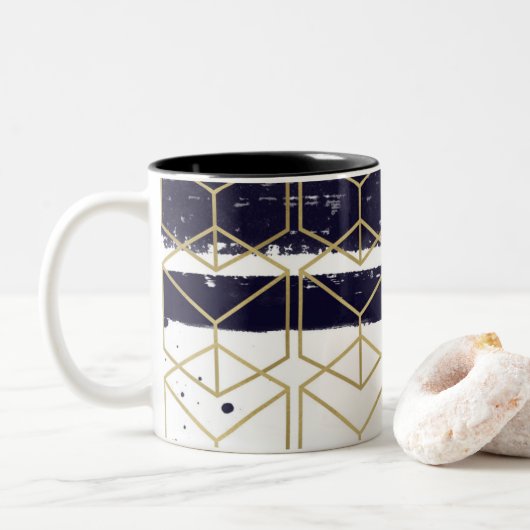 Hexagon Modern Navy Blue Gold Geometric Glam Zweifarbige Tasse (Mit Donut)