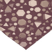 Hexagon & Triangle Pink & Brown auf dem Maroon-Mus Mittelgroßer Tischläufer (Ecke)