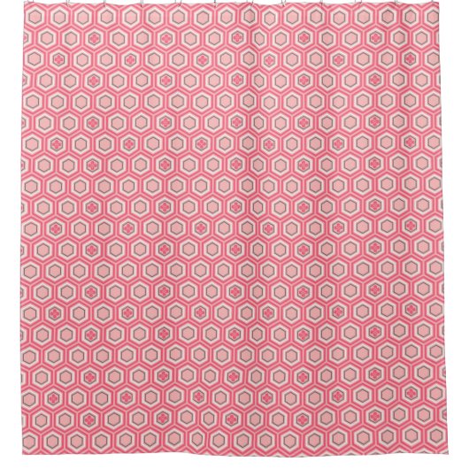 Hexagonal Kimono Print, Korallenrosa und Weiß Duschvorhang (Vorderseite)