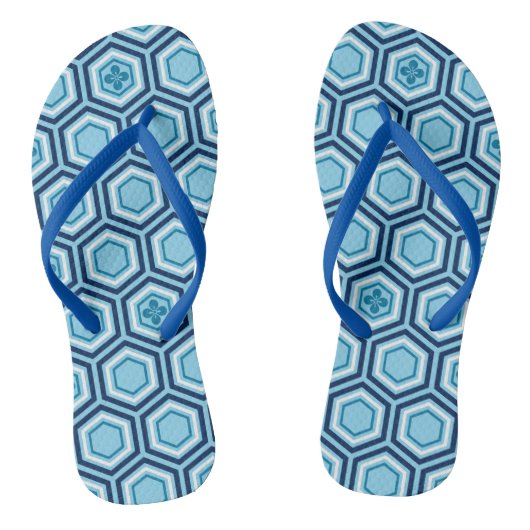 Hexagonal Kimono Print, Navy und Light Blue Badesandalen (Fußbett)