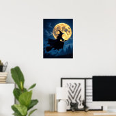 Hexe auf Broom durch Vollmond Halloween Poster (Heimbüro)