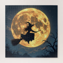 Hexe auf Broom durch Vollmond Halloween
