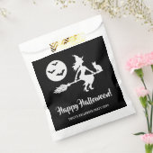 Hexe auf einem schwarzen und weißen Halloween Geschenktütchen (Versiegelt)
