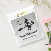 Hexe auf einem silbergrauen und schwarzen Hallowee Geschenktütchen (Versiegelt)