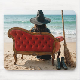Hexe auf einem Sofa am Meer Mousepad