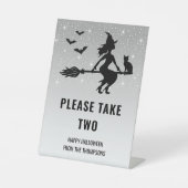 Hexe auf grauem Halloween-Trick oder Treat nehmen  Sockelschild (Vorderseite)