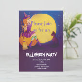 Hexe auf Kürbis mit KatzenHalloween-Party Einladung (Stehend Vorderseite)