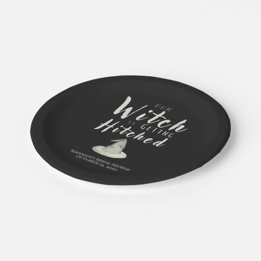Hexe bekommt Halloween-Brautparty Pappteller (Schrägansicht)