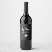 Hexe bekommt schwarzes Halloween Weinetikett (Vorderseite)