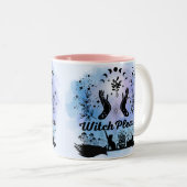 Hexe bitte: Sassy-Sorcery-Design Zweifarbige Tasse (VorderseiteRechts)
