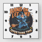 Hexe, die bei Dämmerung über einem unheimlichen Kü Quadratische Wanduhr (Vorderseite)