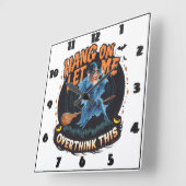 Hexe, die bei Dämmerung über einem unheimlichen Kü Quadratische Wanduhr (Winkel)