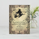 Hexe, die über das erwachsene Halloween-Party flie Einladung (Stehend Vorderseite)