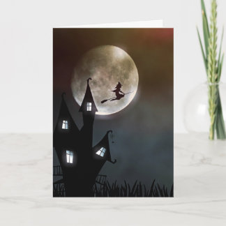 Hexe, die über Spuk HausHalloween-Karte fliegt Karte