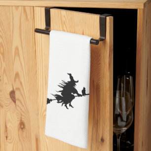 Hexe fliegt auf ihrem Zimmer Geschirrtuch