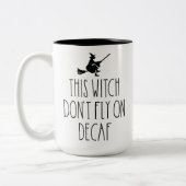 Hexe fliegt nicht auf Decaf | Funny Halloween Zweifarbige Tasse (Links)