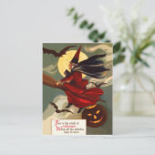 Hexe fliegt zu Halloween in ihrem Besen Postkarte (Stehend Vorderseite)