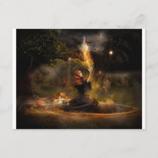 Hexe führt magische Circle-Zauber aus Postkarte
