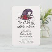 Hexe Hitched Lila Halloween Brautparty Invit Einladung (Stehend Vorderseite)