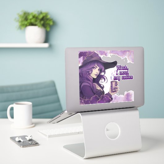 Hexe, ich brauche meinen Kaffee Aufkleber (Laptop auf Schreibtisch)