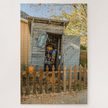 Hexe in einem Outhouse