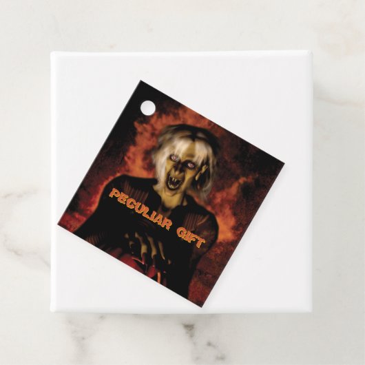 Hexe mit Kürbis gewischt. Halloween Geschenkanhänger (Beispiel)