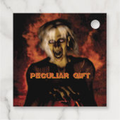 Hexe mit Kürbis gewischt. Halloween Geschenkanhänger (Rückseite)