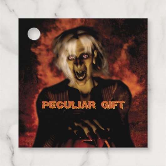 Hexe mit Kürbis gewischt. Halloween Geschenkanhänger (Vorderseite)