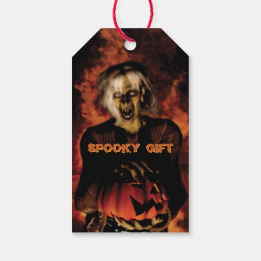 Hexe mit Kürbis gewischt. Halloween Geschenkanhänger (Rückseite)