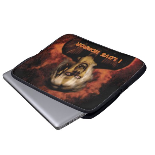 Hexe mit Kürbis gewischt. Halloween Laptopschutzhülle (Vorne Knopf)