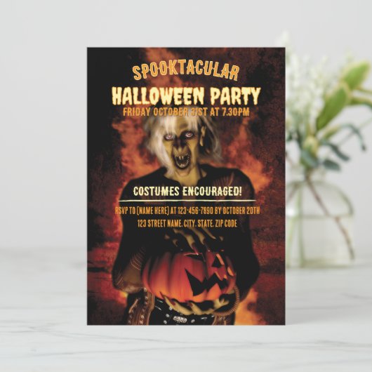 Hexe mit Kürbis-Halloween-Party Einladung (Stehend Vorderseite)