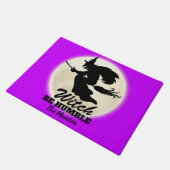 Hexe, sei demütig| Sonnenurbanes Halloween Fußmatte (Schrägansicht)