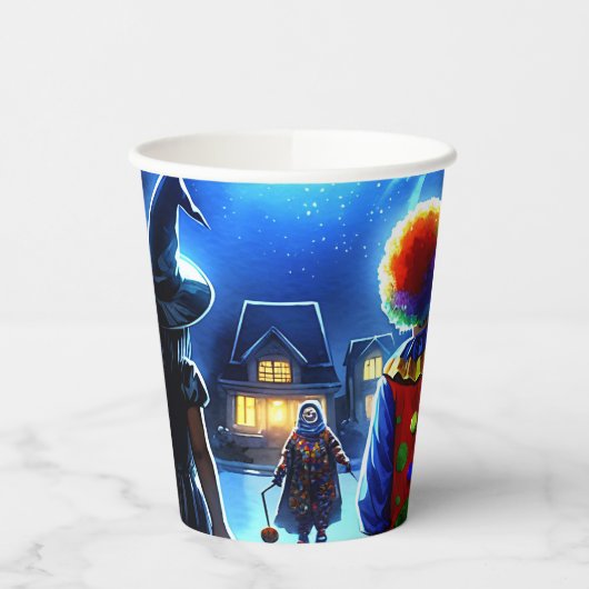 Hexe und Clown, die ein Monster Halloween anschaue Pappbecher (Links)