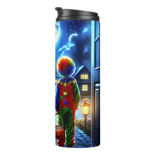 Hexe und Clown, die ein Monster Halloween anschaue Thermosbecher (Nach rechts gedreht)