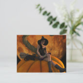 Hexe und Katze auf Giant Pumpkin Postkarte (Stehend Vorderseite)