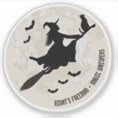 Hexe und Katze fliegen auf einem Besen Aufkleber (Vorderseite)