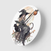 Hexe und Schwarze Katze mit Erntemond und Ravens Runde Wanduhr (Winkel)