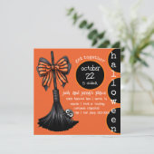 Hexen Broom and Bow mit Peeking Spider Party Einladung (Stehend Vorderseite)