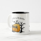 Hexen mit Hitches Halloween Zweifarbige Tasse (Vorderseite Links)