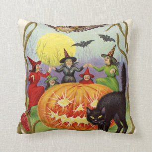 Hexen tanzen um den Jack O' Lantern herum Kissen