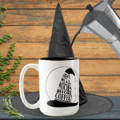 Hexen vor Kaffee - Halloween-Tasse Zweifarbige Tasse