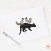 Hexeneichhörnchen auf schwarzen Katzenklebern Ovaler Aufkleber (Umschlag)