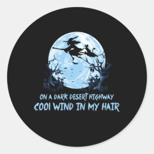Hexenfahren bricht auf dunklen Wüstenwegen Runder Aufkleber