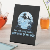 Hexenfahren bricht auf dunklen Wüstenwegen Sockelschild (In Situ)