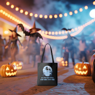 Hexenfahren bricht auf dunklen Wüstenwegen Tasche