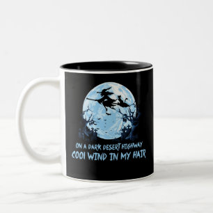Hexenfahren bricht auf dunklen Wüstenwegen Zweifarbige Tasse