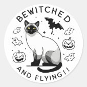 Hexenflug: Die verzauberte siamesische Katze Runder Aufkleber (Vorderseite)